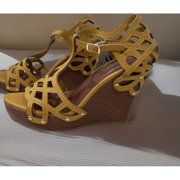 Dollhouse Eyelet Open Toe Strap Nailhead Buckle Platform Heels Yellow Gold 9.5 - Picture 3 of 9